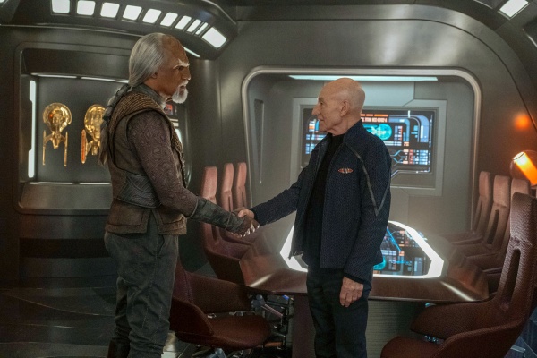 Picard (r.) begrüßt seinen alten Freund Worf (Michael Dorn)