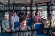 Cristóbal Rios (Santiago Cabrera) sitzt im miesen Bus