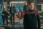 Überraschung für (v.l.) Seven, Picard, Riker und Captain Shaw