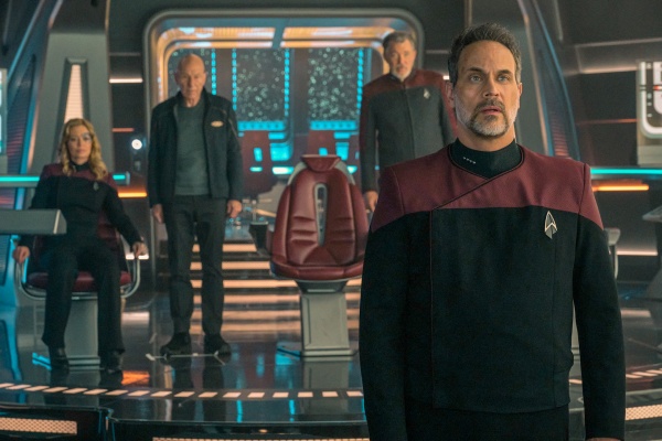 Überraschung für (v.l.) Seven, Picard, Riker und Captain Shaw