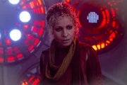 Rotlicht bestrahlt Raffi Musiker (Michelle Hurd)