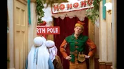 Tristan (Callum Woodhouse) will sich in seine Rolle als weihnachtlicher Elf einfühlen Tristan (Callum Woodhouse) will sich in seine Rolle als weihnachtlicher Elf einfühlen