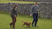 Jenny Alderson (Imogen Clawson) und ihr Hund Scruff (​Bobby) erstaunen James (Nicholas Ralph)