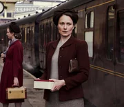 Mrs. Hall (Anna Madeley) hält Ausschau Mrs. Hall (Anna Madeley) hält Ausschau