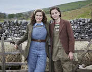 Die Schwestern Helen (Rachel Shenton) und Jenny (Imogen Clawson) denken an die Zukunft Die Schwestern Helen (Rachel Shenton) und Jenny (Imogen Clawson) denken an die Zukunft
