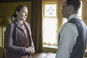 Mrs. Hall (Anna Madeley) muss etwas wichtiges mit Gerald (Will Thorp) besprechen Mrs. Hall (Anna Madeley) muss etwas wichtiges mit Gerald (Will Thorp) besprechen