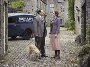 Mrs. Hall (Anna Madeley) und Gerald (Will Thorp) nehmen eine Auszeit von ihren Sorgen Mrs. Hall (Anna Madeley) und Gerald (Will Thorp) nehmen eine Auszeit von ihren Sorgen