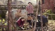 Helen (Rachel Shenton) und Mrs. Hall (Anna Madeley, r.) gärtnern für den Sieg Helen (Rachel Shenton) und Mrs. Hall (Anna Madeley, r.) gärtnern für den Sieg