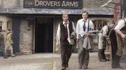 Siegfried (Samuel West) und sein Bruder Tristan (Callum Woodhouse, r.) stürzen gepflegt ab Siegfried (Samuel West) und sein Bruder Tristan (Callum Woodhouse, r.) stürzen gepflegt ab