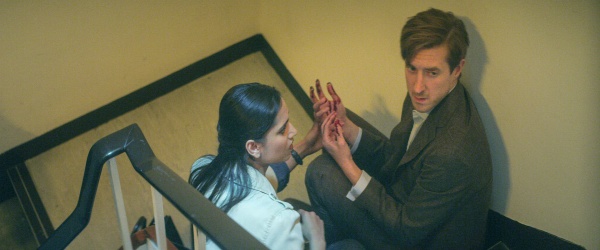 Nora (Amita Suman) folgt dem Auftrag, Richard Madoc (Arthur Darvill) zu bezwingen