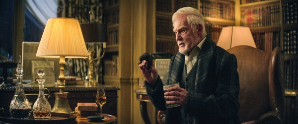 Schriftsteller Erasmus Fry (Derek Jacobi) profitiert von spezieller Ausbeutung