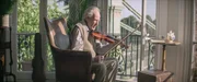 Harry (Jon Rumney) genießt seine Musik