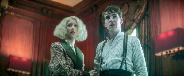 Ethel Cripps (Niamh Walsh) und Alex Burgess (Laurie Kynaston) pflegen die Familientradition