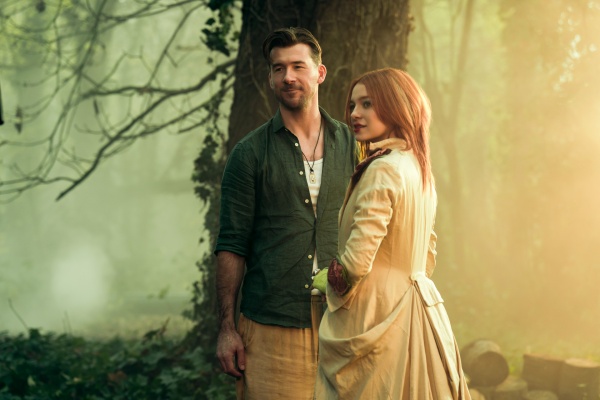 Delirium (Esmé Creed-Miles) hängt an ihrem Bruder Destruction (Barry Sloane)