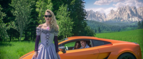 Barbie (Lily Travers, l.) und Ken (Richard Fleeshman) unternehmen einen träumerischen Ausflug mit Sindy (Nalan Burgess)