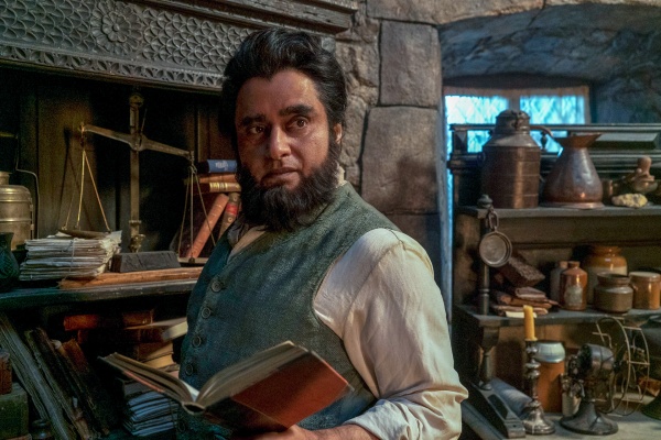 Trotz seiner miesen Gewohnheiten sind Kains (Sanjeev Bhaskar) Ratschläge gefragt
