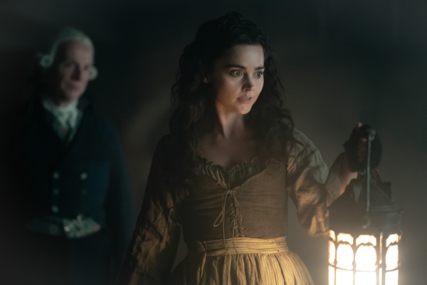 Robespierre (Jonathan Slinger) betrachtet versonnen Lady Johanna (Jenna Coleman)