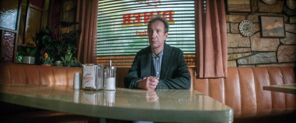 Auf der Flucht landet Ethels Sohn John Dee (David Thewlis) in einem Diner