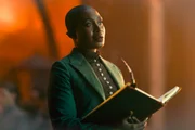 Eigentlich hütet Lucienne (Vivienne Acheampong) die Bibliothek im Traumreich