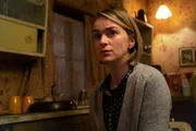 In der Vergangenheit erlebt Clarice (Lisa O’Hare) entsetzliche Ereignisse