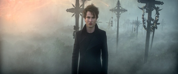 Dream (Tom Sturridge) durchquert eine ungemütliche Gegend