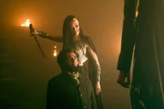 Kain (Sanjeev Bhaskar) und Mazikeen (Cassie Clare) warten ab
