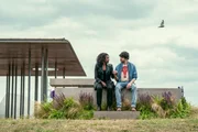 Tod (Kirby Howell-Baptiste) begegnet Sexton Furnival (Colin Morgan)