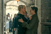Loki (Freddie Fox, l.) und Puck (Jack Gleeson) haben sich gefunden