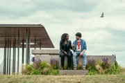 Tod (Kirby Howell-Baptiste) begegnet Sexton Furnival (Colin Morgan)