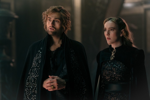 Die Feen Cluracan (Douglas Booth) und Nuala (Ann Skelly) erwarten die Entscheidung