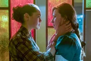 Judy Talbot (Daisy Head, l.) und Bette Munroe (Emma Duncan) werden leiden