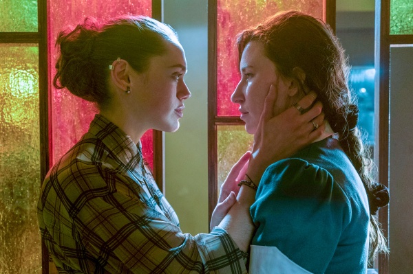 Judy Talbot (Daisy Head, l.) und Bette Munroe (Emma Duncan) werden leiden