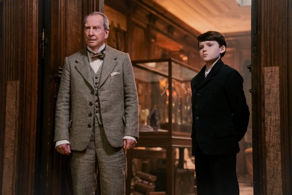 John Hathaway (Bill Paterson) begleitet das Kind Alex Burgess (Benjamin Ainsworth)