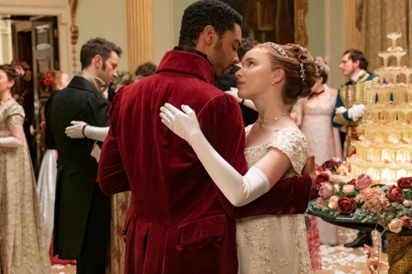 BRIDGERTON (L to R) REGÉ-JEAN PAGE as SIMON BASSET and PHOEBE DYNEVOR as DAPHNE BRIDGERTON in episode 102 of BRIDGERTON Cr. LIAM DANIEL/NETFLIX © 2020