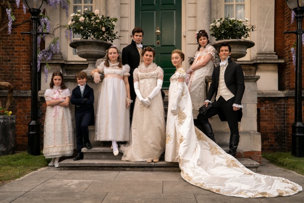BRIDGERTON (L to R) FLORENCE HUNT as HYACINTH BRIDGERTON, WILL TILSTON as GREGORY BRIDGERTON, RUBY STOKES as FRANCESCA BRIDGERTON, LUKE NEWTON as COLIN BRIDGERTON, RUTH GEMMELL as LADY VIOLET BRIDGERTON, PHOEBE DYNEVOR as DAPHNE BRIDGERTON, CLAUDIA JESSIE as ELOISE BRIDGERTON and LUKE THOMPSON as BENEDICT BRIDGERTON in episode 101 of BRIDGERTON Cr. LIAM DANIEL/NETFLIX © 2020