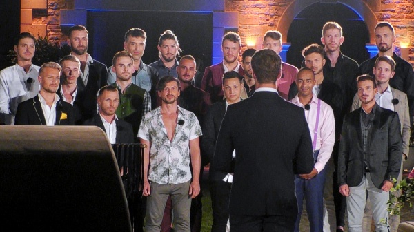 Die Jungs warten gespannt auf die erste Entscheidung von Nicolas.