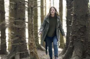 DI Kirsten Longacre (Rose Leslie) will im Wald helfen