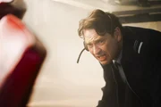 Bei all den flei&szlig;igen Drohnen geht Air Marshal Marcus Grainger (Dougray Scott) sicherheitshalber in Deckung