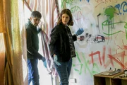 DI Kirsten Longacre (Rose Leslie) und Daniel Ramsay (Amir El-Masry) vom MI5 durchsuchen eine Wohnung