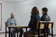 DI Kirsten Longacre (Rose Leslie) und Geheimagent Daniel Ramsay (Amir El-Masry, r.) verh&ouml;ren den Journalisten Firas Zaman (Tommy Sim&acute;aan)