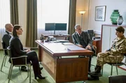 DCI Amy Silva (Suranne Jones), DCS Colin Robertson (Gary Lewis, l.) und Sir Ian Downing (Dominic Mafham) k&ouml;nnen Generalmajor Marcus Grainger (Dougray Scott, r.) kaum glauben