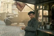 Wilhelm (Lucas Reiber) wartet auf Vicky