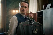 Widerwillig zieht Arthur (Alexander Scheer) seine Uniform an