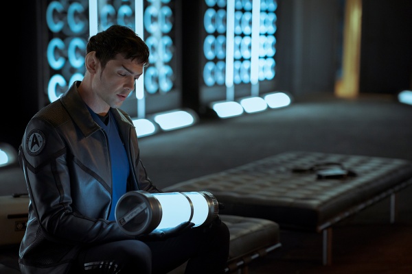 Spock untersucht Aufzeichnungen der verlassenen Kolonie