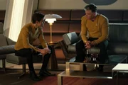 Captain Kirk (l.) und Captain Pike diskutieren ihre Strategie
