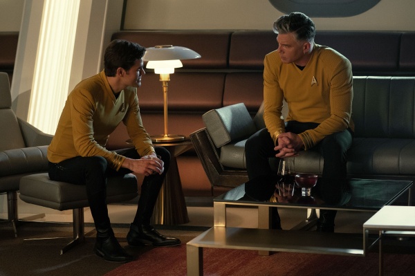 Captain Kirk (l.) und Captain Pike diskutieren ihre Strategie