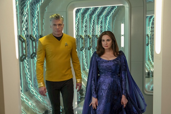 Captain Pike begleitet Spocks Mutter Amanda (Mia Kirshner)