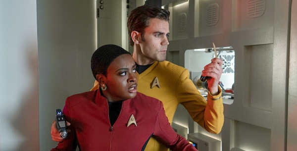 Lieutenant Kirk (Paul Wesley) hilft Uhura (Celia Rose Gooding)