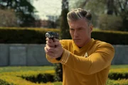 Captain Pike schreitet mit der Waffe ein