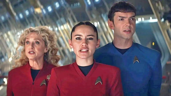 Pelia (l., Carol Kane), La'an und Spock wollen nicht singen